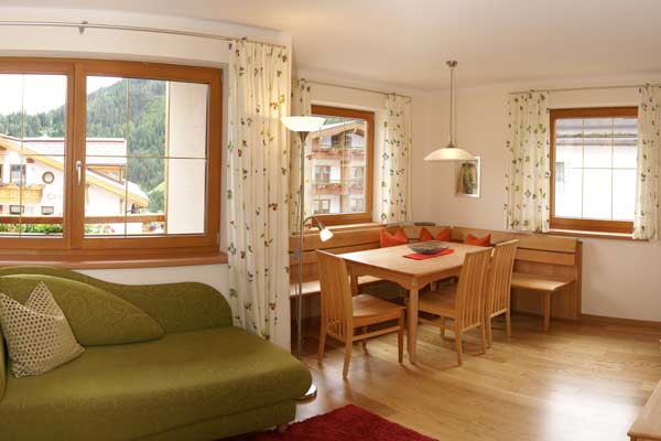 Familien- & Naturhotel Darrehof | Naturwohnung Salbei & Rosmarin | Wohnraum