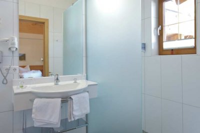 03a_darrehof_holunder_badezimmer.jpg