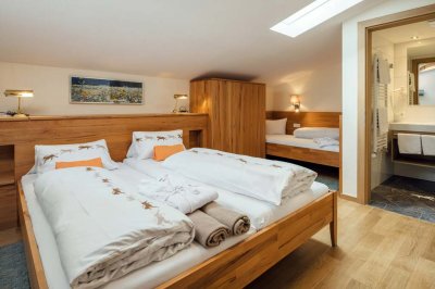 02c_darrehof_serfaus_koenigskerze_schlafzimmer.jpg