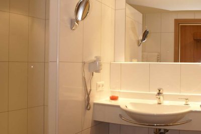 02c_darrehof_malve_verbene_badezimmer.jpg