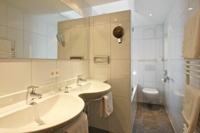 03c_darrehof_doppelzimmer_mit_balkon_bad_2.jpg