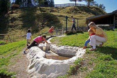 gut_darrehof_serfaus_familie_wasserspielplatz.jpg