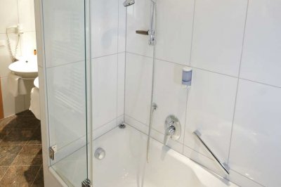 06b_darrehof_dreibettzimmer_bad.jpg