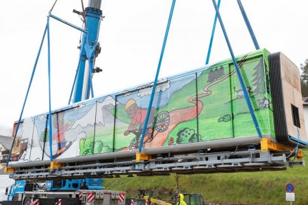 Netti bewundert die neue Dorfbahn Serfaus 