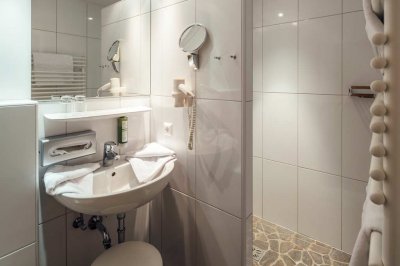 05c_darrehof_dreibettzimmer_loewenzahn_bad.jpg