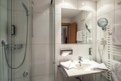 01c_darrehof_doppelzimmer_hagebutte_bad.jpg