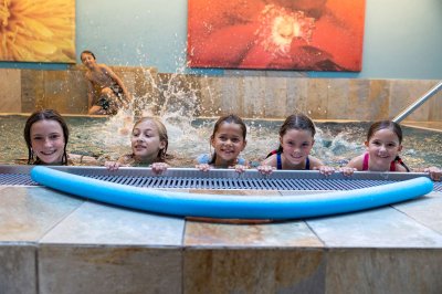 Familien- & Naturhotel Darrehof | Mädchen im Sandkasten