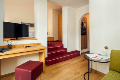 05a_darrehof_dreibettzimmer_loewenzahn_balkon.jpg