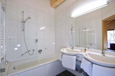 02c_darrehof_holunder_badezimmer_2.jpg